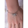 Bijou Noué : Bracelet argenté avec chaîne, perles strass et pendentif nœud scintillant Bijou Noué : Bracelet argenté avec chaîne, perles strass et pendentif nœud scintillant