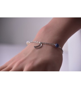 Bracelet argenté avec perles bleues et pendentif lune