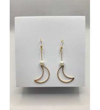 Créoles dorées avec perle blanche et pendentif lune dorée