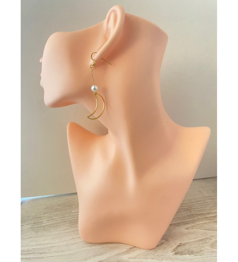Créoles dorées avec perle blanche et pendentif lune dorée