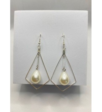 Boucles d'oreilles pendantes argentées avec perle blanche