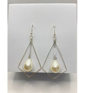 Boucles d'oreilles pendantes argentées avec perle blanche