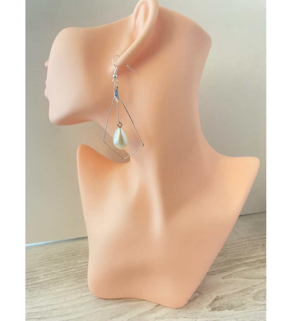 Boucles d'oreilles pendantes argentées avec perle blanche