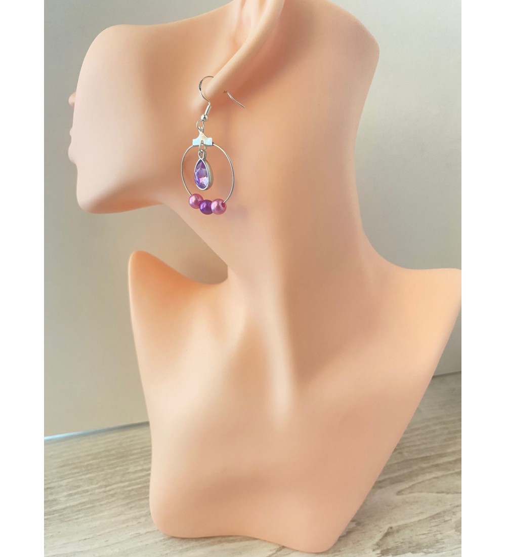 Créoles argentées avec perles rose et violette , élégantes