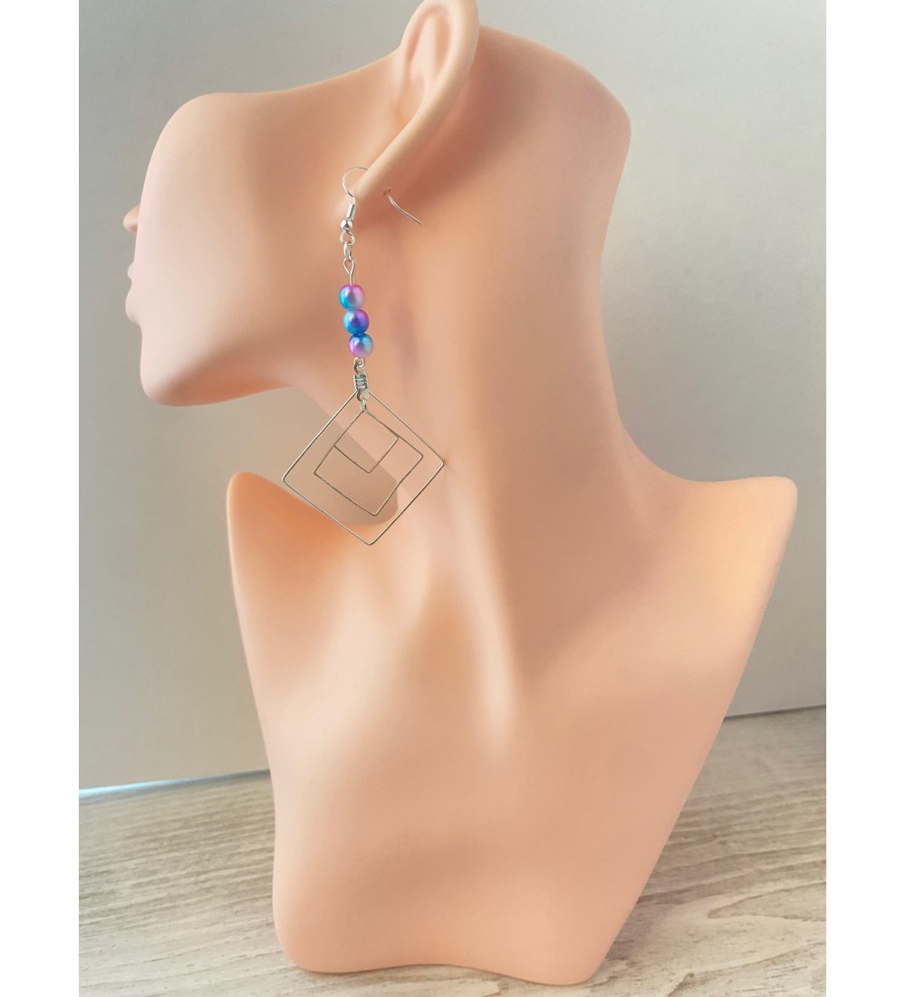 Boucles d'oreilles pendantes argentées avec perles colorées