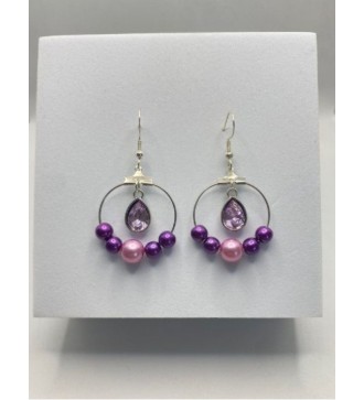 Boucles d'oreilles créoles argentées avec perles violettes