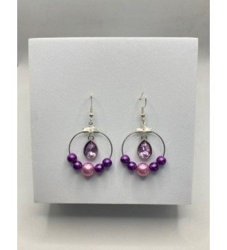 Boucles d'oreilles créoles argentées avec perles violettes