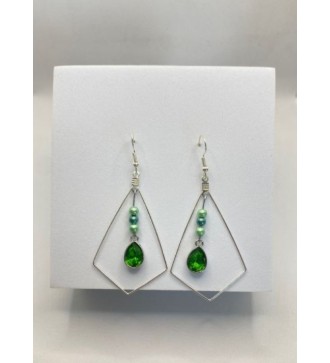 Boucles d'oreilles pendantes argentées avec perle verte