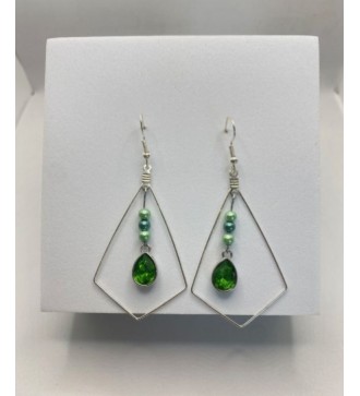 Boucles d'oreilles pendantes argentées avec perle verte