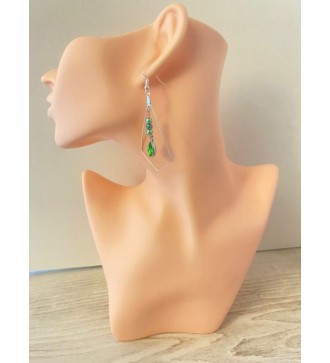 Boucles d'oreilles pendantes argentées avec perle verte