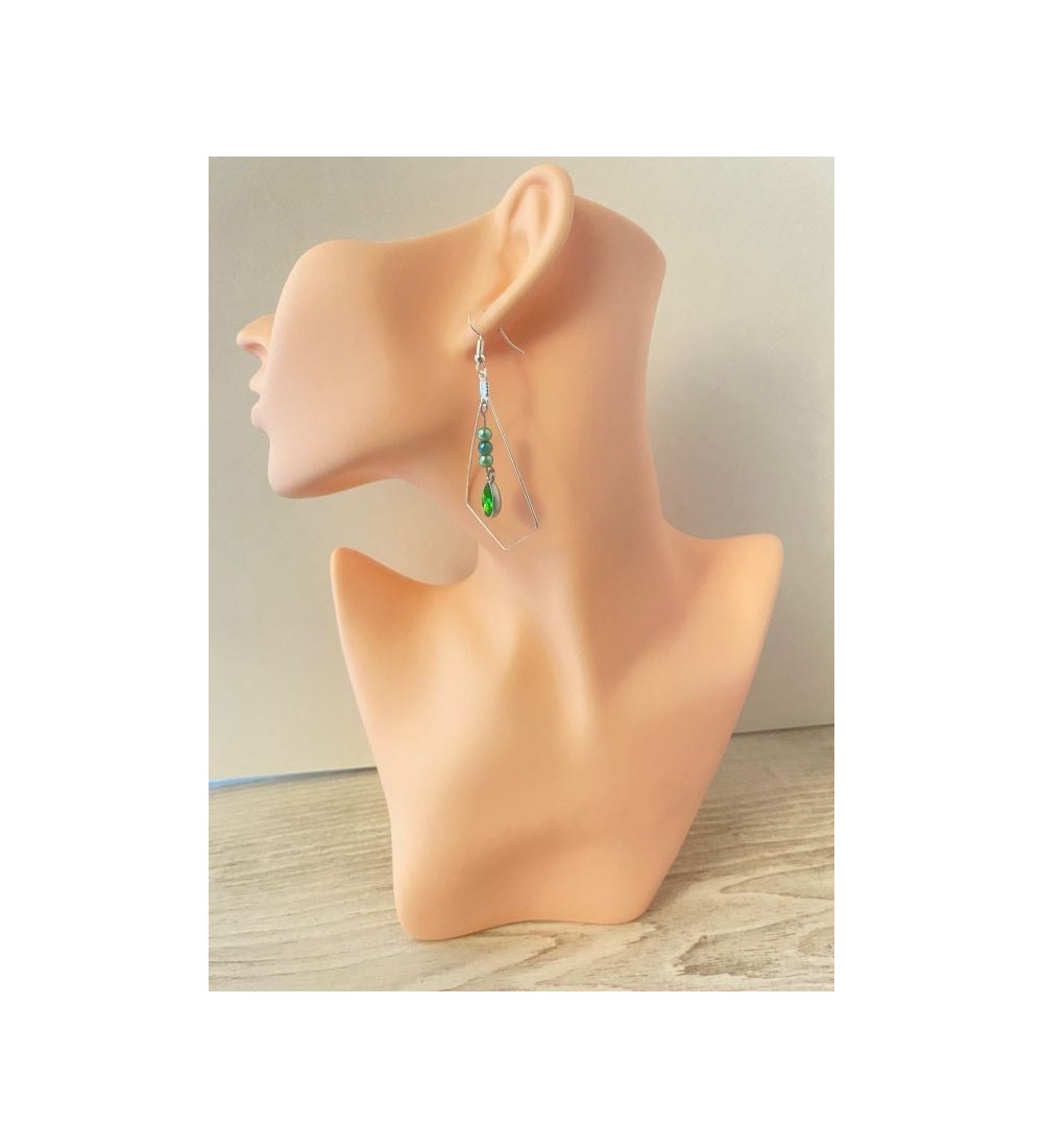 Boucles d'oreilles pendantes argentées avec perle verte
