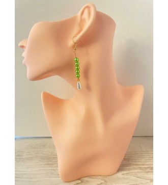 Boucles d'oreilles pendantes dorées avec perles vertes pommes