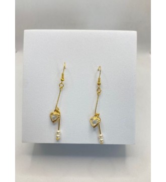 Boucles d'oreilles pendantes dorées avec coeur et perles blanches