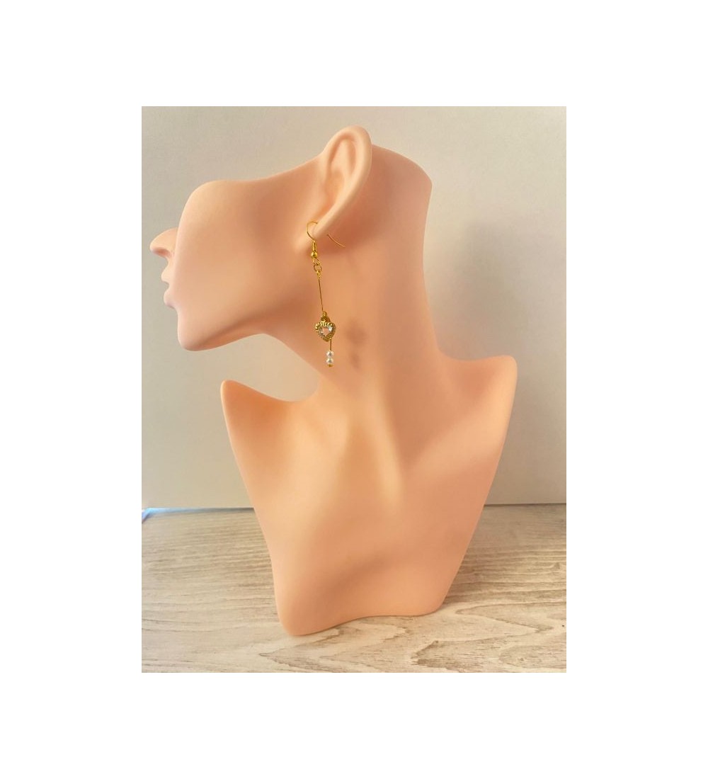 Boucles d'oreilles pendantes dorées avec coeur et perles blanches
