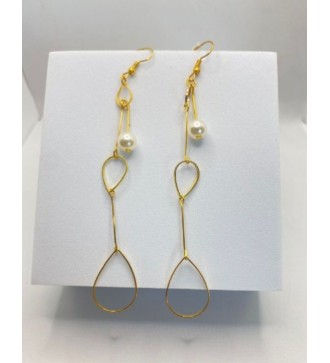 Boucles d'oreilles pendantes dorées avec perle blanche