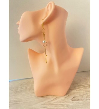 Boucles d'oreilles pendantes dorées avec perle blanche