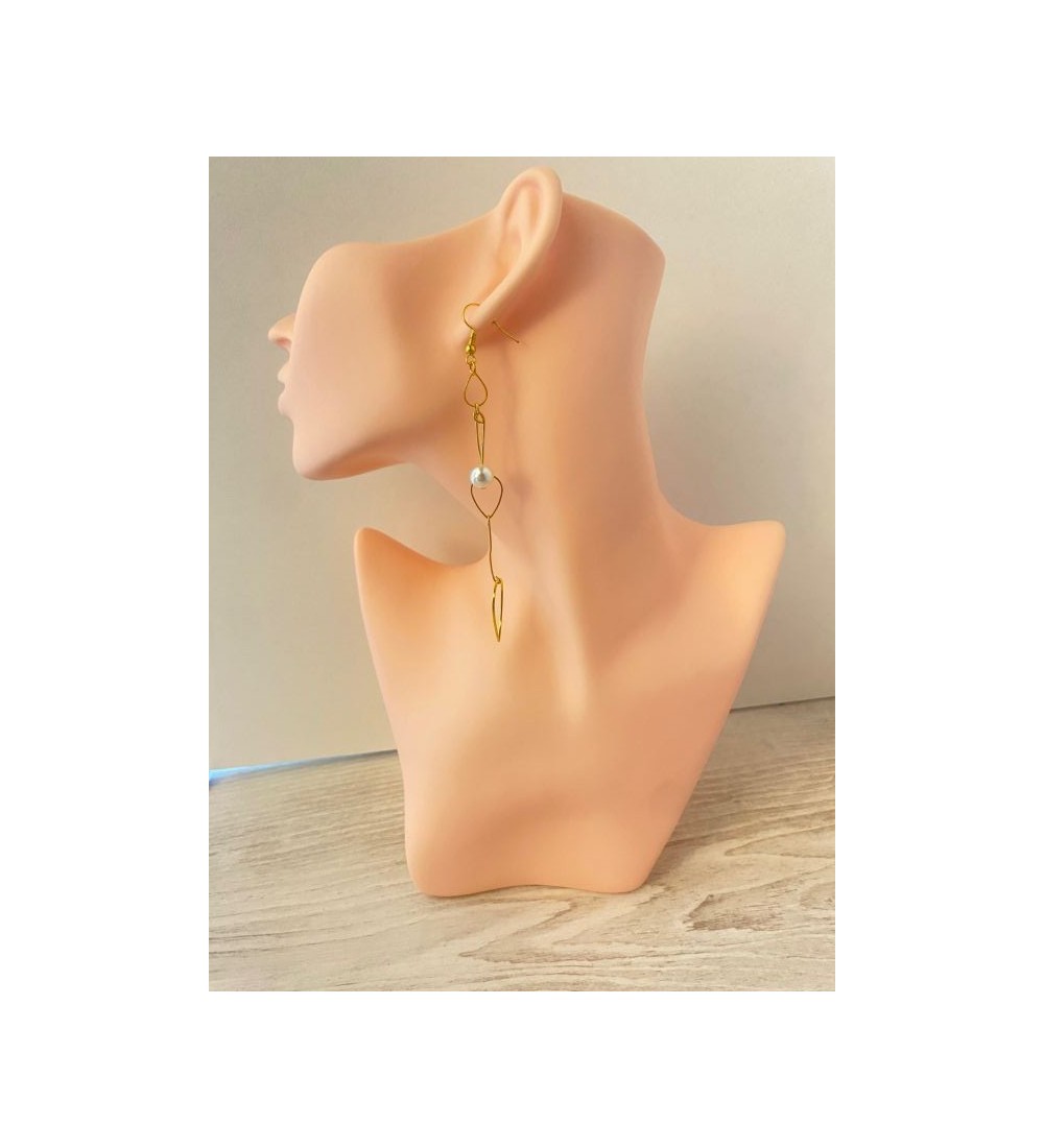 Boucles d'oreilles pendantes dorées avec perle blanche