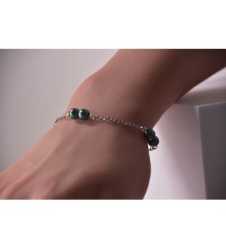 Bracelet argenté en acier avec perle vert sapin brillantes