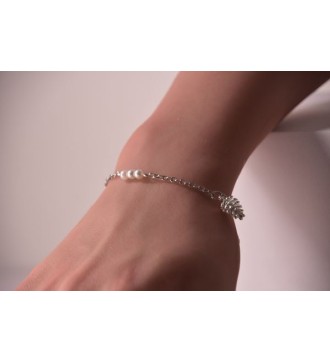 Bracelet argenté avec perles , feuilles et pomme de pin