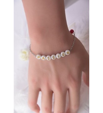 Bracelet argenté avec perles rouges et lettres "PASSION"