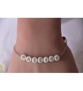 Bracelet argenté avec perles rouges et lettres "PASSION"