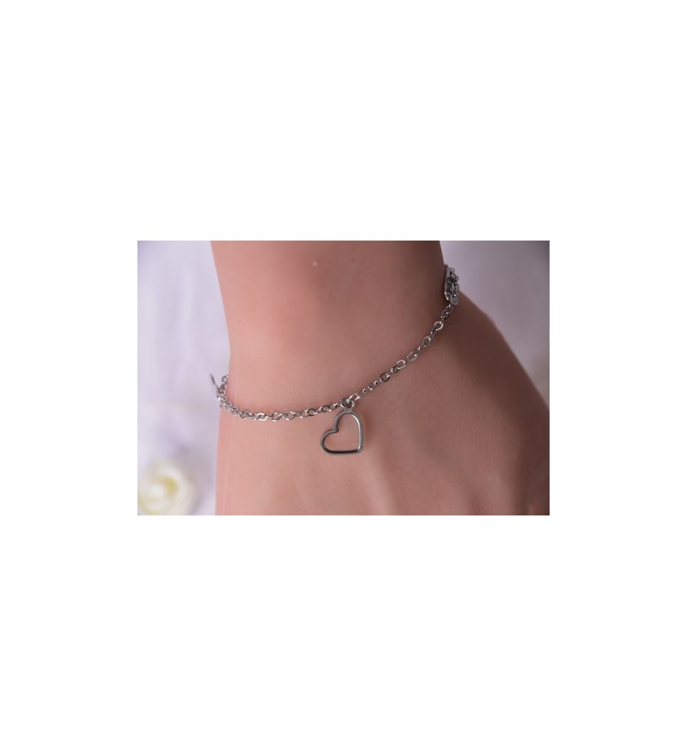 Bracelet argenté avec trois pendentifs cœur élégants