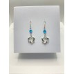 Dauphin Trio – Boucles d’oreilles avec pendentif trois dauphins et perle bleue élégante Dauphin Trio – Boucles d’oreilles avec pendentif trois dauphins et perle bleue élégante