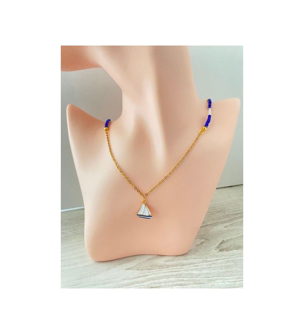 Collier or 24K avec pendentif voilier et perles colorées