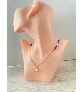 Collier or 24K avec pendentif voilier et perles colorées