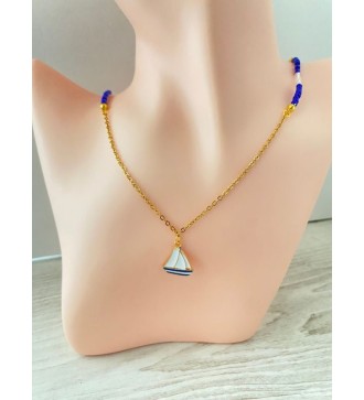 Collier or 24K avec pendentif voilier et perles colorées