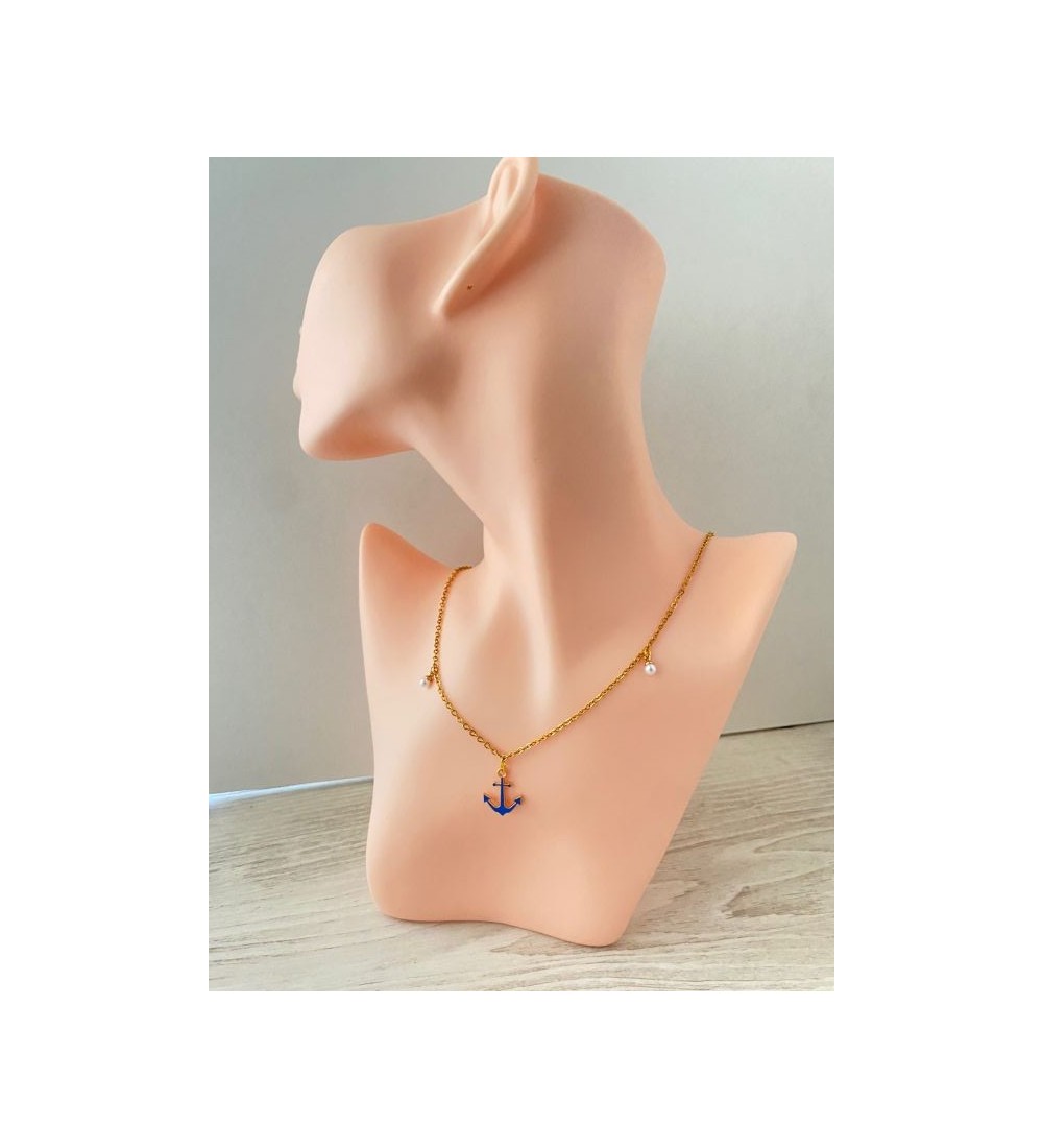 Collier or 24K avec pendentif ancre bleu et perles