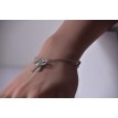 Bijou Noué : Bracelet argenté avec chaîne, perles strass et pendentif nœud scintillant Bijou Noué : Bracelet argenté avec chaîne, perles strass et pendentif nœud scintillant