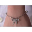 Bijou Noué : Bracelet argenté avec chaîne, perles strass et pendentif nœud scintillant Bijou Noué : Bracelet argenté avec chaîne, perles strass et pendentif nœud scintillant