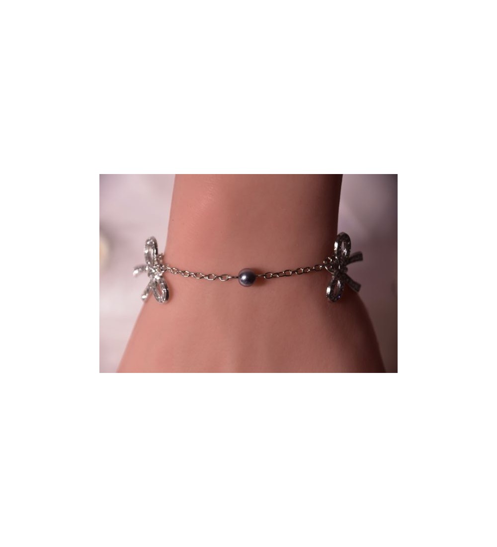 Bracelet argenté avec nœuds en strass et perles platines