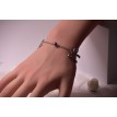 Bracelet Charmant noeuds en argent 925 avec deux nœuds en strass et trois perles platines
