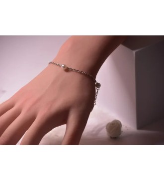 Bracelet argenté en acier avec perles blanches élégantes