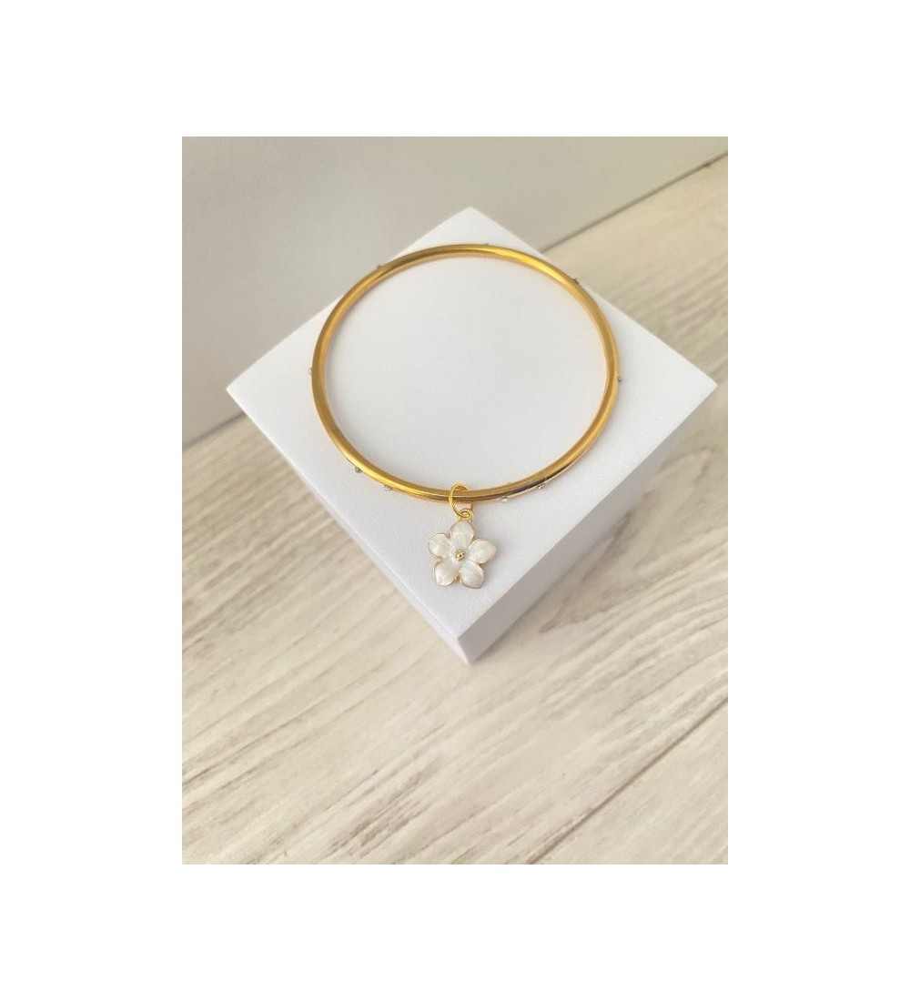 Bracelet fin or 24K avec pendentif fleur blanche 64 cm