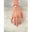 Fleur Élégante – Bracelet fin en acier inoxydable plaqué or 24 K avec pendentif fleur blanche Fleur Élégante – Bracelet fin en acier inoxydable plaqué or 24 K avec pendentif fleur blanche