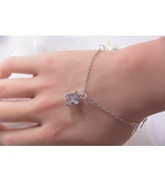 Bracelet argenté avec carrés et pendentifs diamant élégants