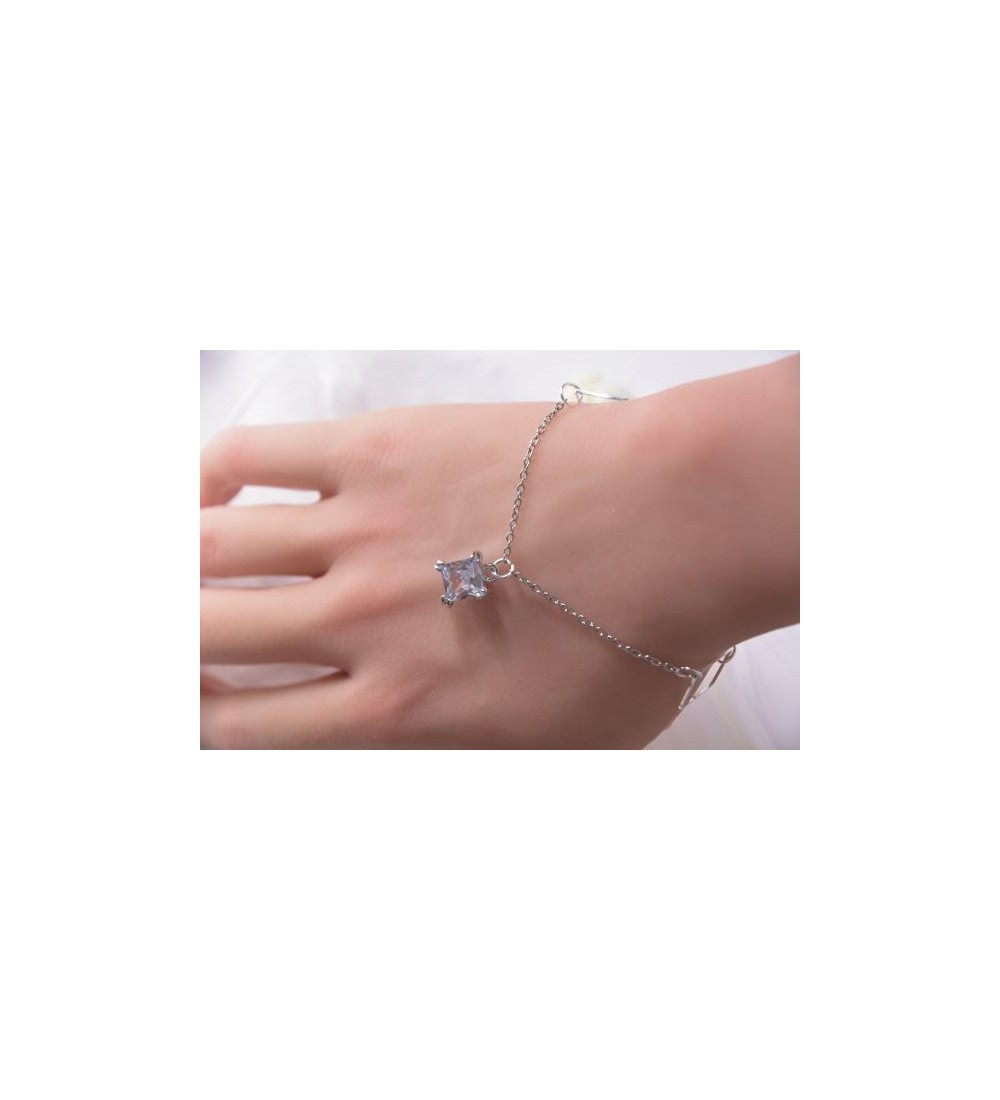 Bracelet argenté avec carrés et pendentifs diamant élégants
