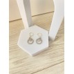 Brillance Ronde – Boucles d’oreilles dorées en forme ronde avec strass scintillants Brillance Ronde – Boucles d’oreilles dorées en forme ronde avec strass scintillants