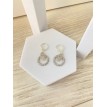 Brillance Ronde – Boucles d’oreilles dorées en forme ronde avec strass scintillants Brillance Ronde – Boucles d’oreilles dorées en forme ronde avec strass scintillants