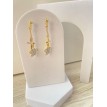 Fleur Espoir – Boucles d’oreilles pendantes plaqué or 24 K avec fleur blanche et croix en strass Fleur Espoir – Boucles d’oreilles pendantes plaqué or 24 K avec fleur blanche et croix en strass