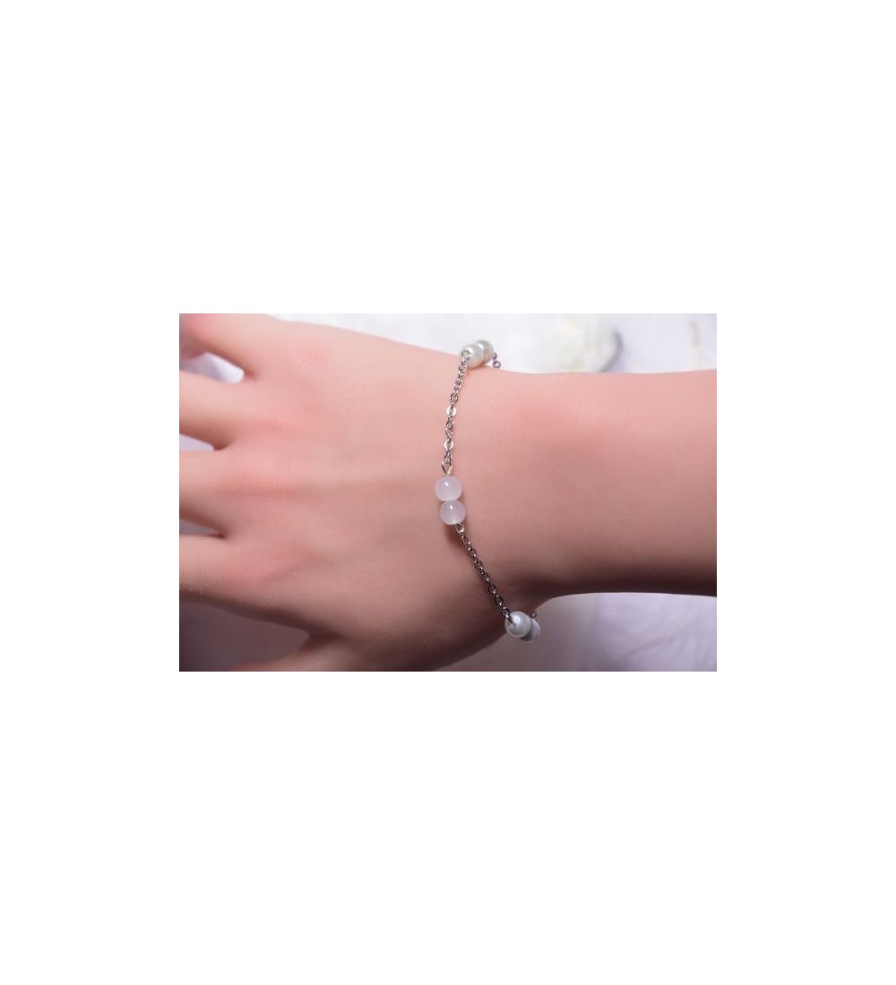 Bracelet argenté avec perles blanches et platine élégant