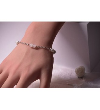Bracelet argenté avec perles blanches et platine élégant