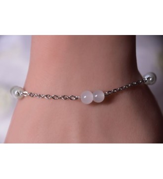 Bracelet argenté avec perles blanches et platine élégant