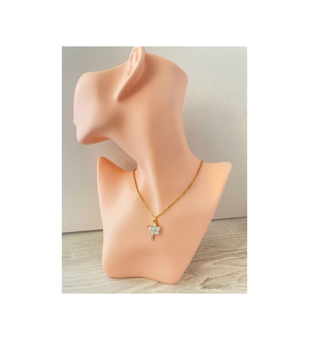 Collier or 24 K avec pendentif fleur et croix strass