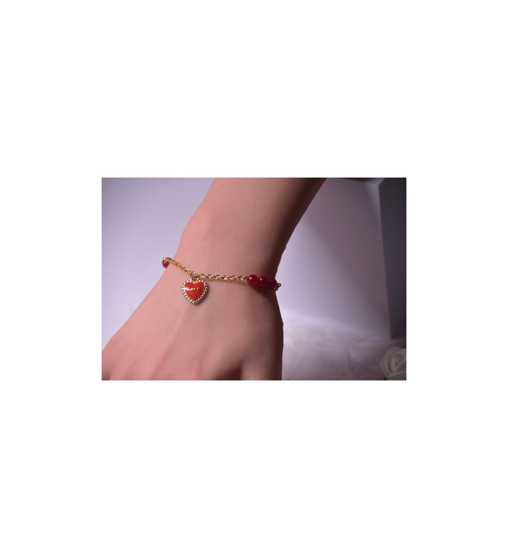 Bracelet doré avec perles rouges et pendentif "Love"