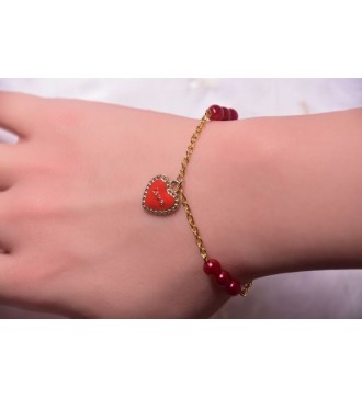 Bracelet doré avec perles rouges et pendentif "Love"