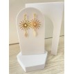 Soleil Doré – Boucles d’oreilles pendantes plaqué or 24 K avec pendentif soleil et main de Fatma  Soleil Doré – Boucles d’oreilles pendantes plaqué or 24 K avec pendentif soleil et main de Fatma
